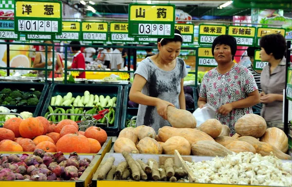 顧客は タンチェン郡 リニ市 東中国山東省のスーパーマーケットで野菜を買い物 2012年8月9日 — ストック写真