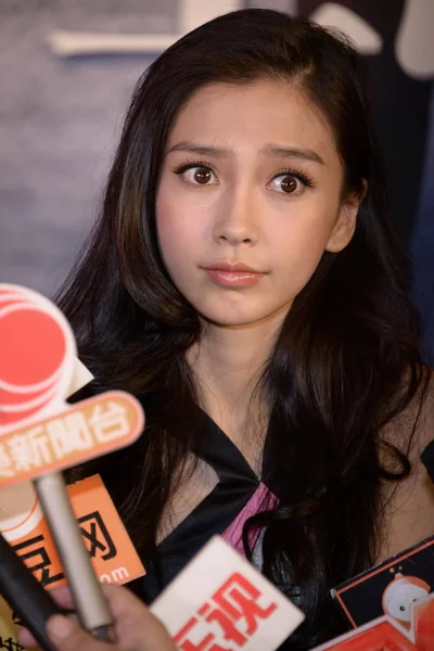 2012年11月1日 香港模特兼女演员天使和女演员安吉拉比在中国上海举行的电影 太极2 首映式上接受采访时做出了反应 — 图库照片