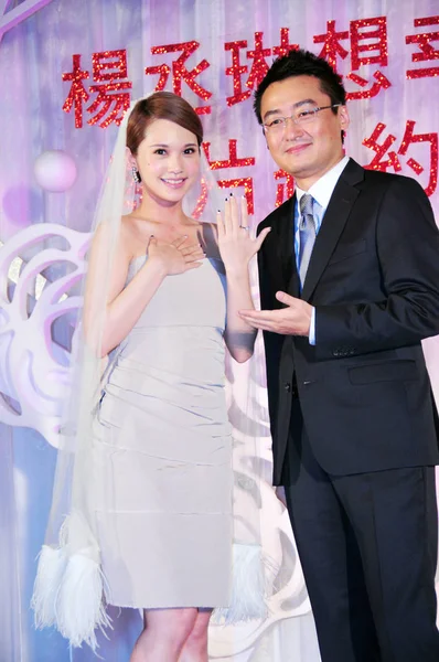 Chanteuse Taïwanaise Rainie Yang Cheng Lin Gauche Pose Avec Timothy — Photo