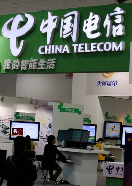 Les Gens Visitent Stand China Telecom Lors Exposition Optoélectronique Internationale — Photo
