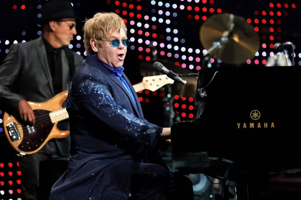 Cantante Inglés Elton John Actúa Durante Concierto Mercedes Benz Arena — Foto de Stock