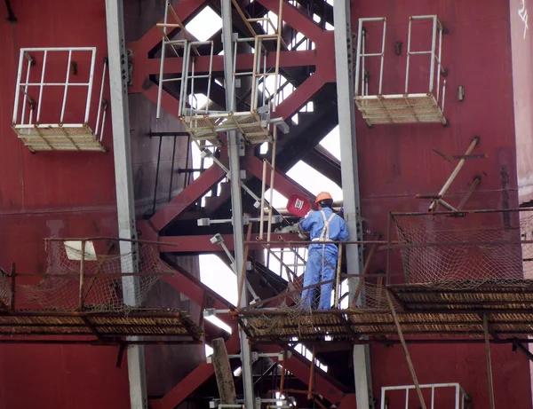 A worker is welding on the worlds largest spokeless Ferris wheel under construction in Changzhou city, east Chinas Jiangsu province, 6 August 2012 — Stock Image Worker Welding Worlds Largest Spokeless Ferris Wheel Construction Changzhou City Royalty Free Stock Photos