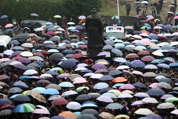 Chinese Examina Die Parasols Houden Menigte Rond Een Bronzen Standbeeld — Stockfoto