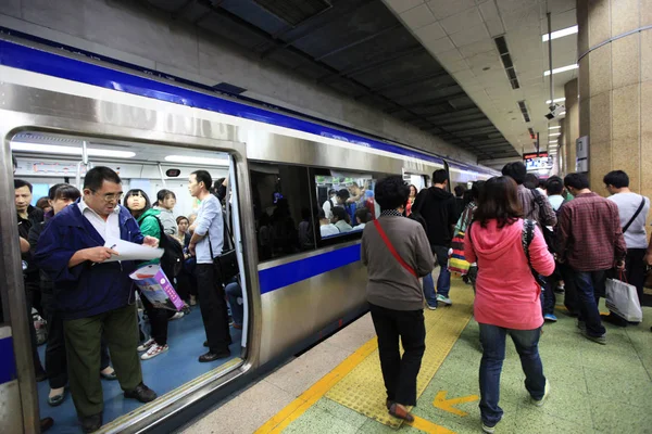 Pasażerowie Chodzą Obok Pociągu Metro Stacji Metra Pekinie Chiny Wrzesień — Zdjęcie stockowe