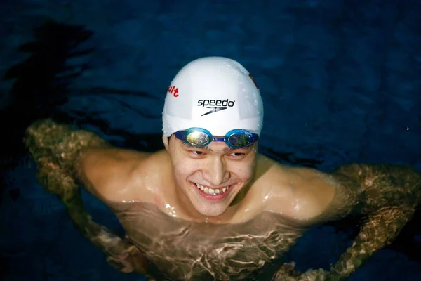 Čínský Mistr Plavání Sun Yang Reaguje Bazénu Během Návštěvy Shiwen — Stock fotografie