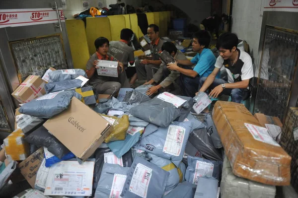 Chinese Workers Sort Parcels Online Shopping Dispatch Center Shentong Express — Stock Photo, Image