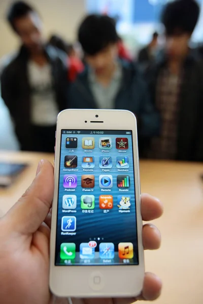 Ένας Πελάτης Δοκιμάζει Ένα Smartphone Iphone Ένα Apple Store Στη — Φωτογραφία Αρχείου