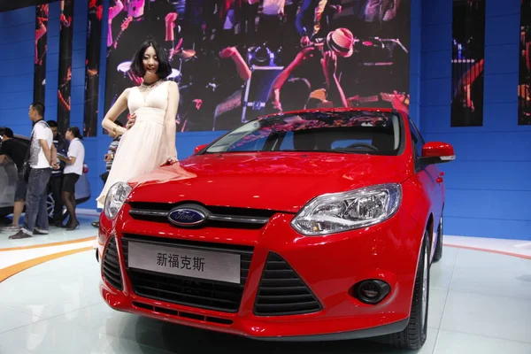 Modell Jelent Ford New Focus Alatt Egy Automatikus Show Ban — Stock Fotó