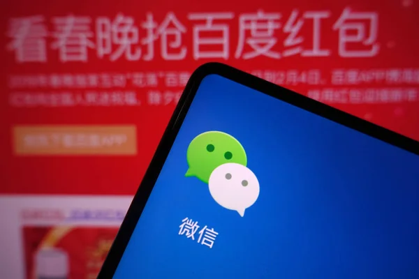 Usuário Celular Chinês Mostra Ícone Aplicativo Mensagens Weixin Wechat Tencent — Fotografia de Stock