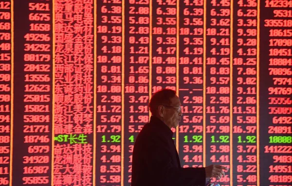 中国の投資家は 中国東部の浙江省杭州市の株式仲買家で 株価指数と株式の価格を調べて 2月11日2019 — ストック写真