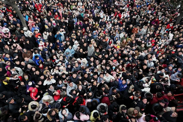 Туристы Толпятся Городском Парке Тысячелетия Получить Красные Карманные Деньги Китайских — стоковое фото