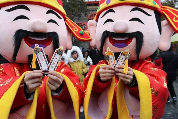 Animadores Chinos Vestidos Como Dios Riqueza También Conocido Como Caishen — Foto de Stock