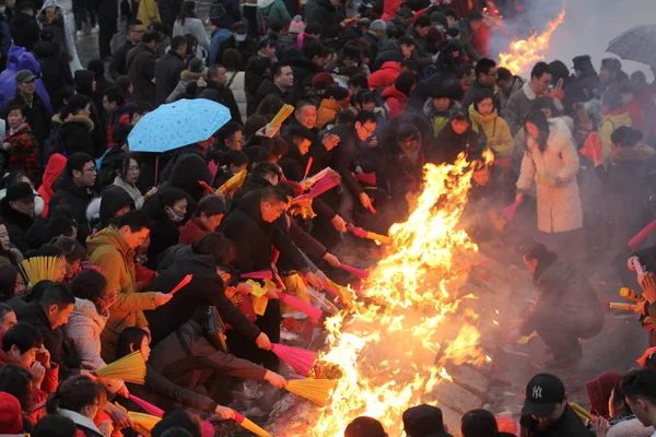 Adoradores Chineses Queimam Paus Joss Incensos Para Rezar Por Boa — Fotografia de Stock