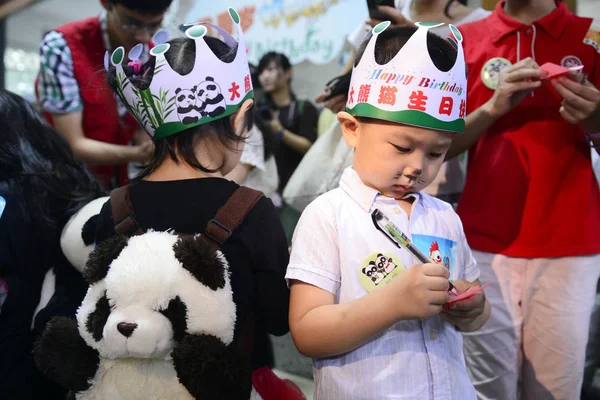 子供は 2012 東中国浙江省杭州市に杭州動物園でジャイアント パンダの つの第 回の誕生日パーティーに出席します — ストック写真