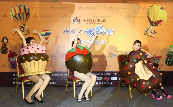 Ballerini Cinesi Esibiscono Nel Costume Fatto Cioccolato Durante Conferenza Stampa — Foto Stock