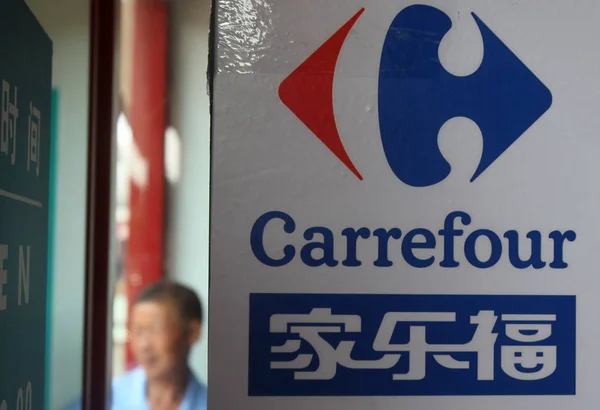 Consumidor Chino Pasa Por Cartel Del Supermercado Carrefour Ciudad Nantong —  Fotos de Stock