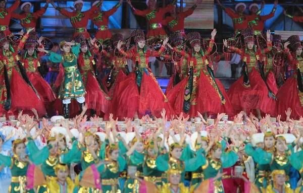2012년 27일 내몽골 자치구 오르도스시에서 제2회 오르도스 박람회 개막식에서 연예인들이 — 스톡 사진