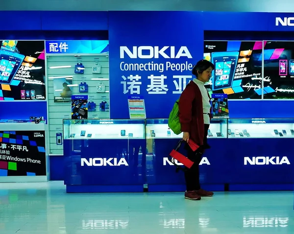 Ένας Κουουμέρ Στέκεται Στο Εδώλιο Της Nokia Ένα Κατάστημα Στη — Φωτογραφία Αρχείου