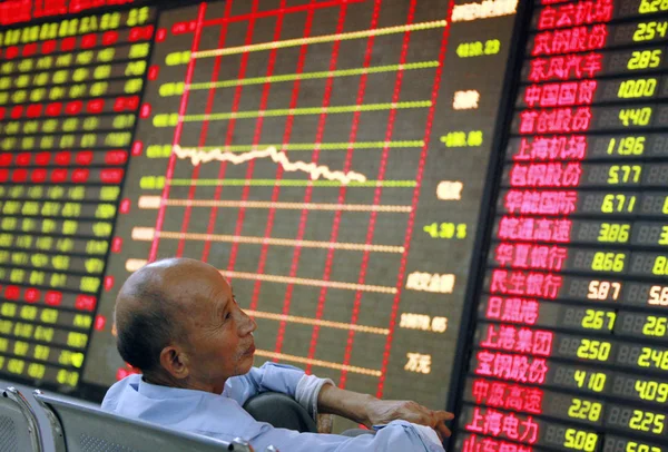 Čínský Investor Dívá Ceny Akcií Červená Pro Růst Cen Zelená — Stock fotografie