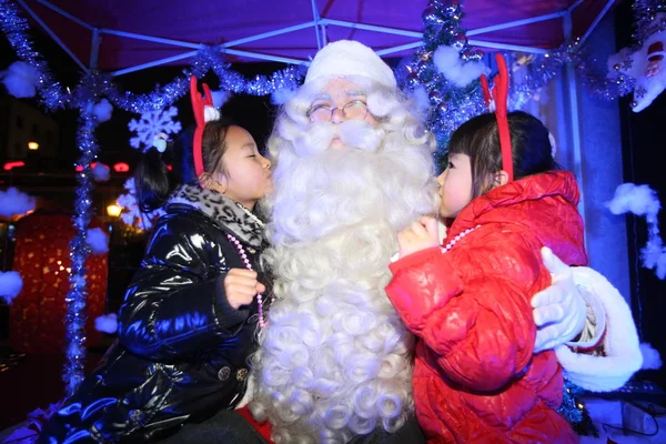 Junge Chinesische Mädchen Küssen Einen Weihnachtsmann Aus Finnland Während Einer — Stockfoto