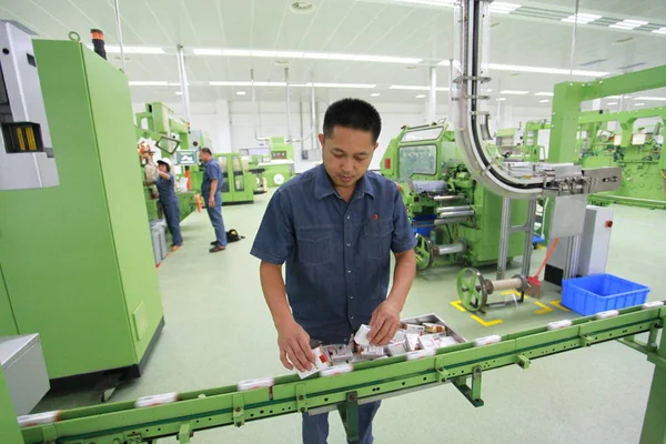 Trabajador Chino Pone Cajas Cigarrillos Hongtashan Línea Producción Planta Hainan —  Fotos de Stock