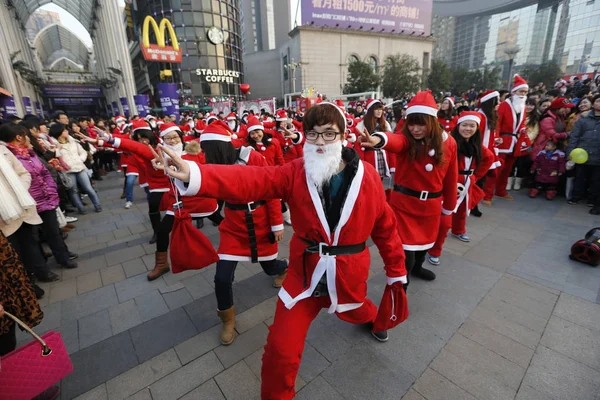 Jovens Estudantes Universitários Chineses Vestidos Com Trajes Papai Noel Imitam — Fotografia de Stock