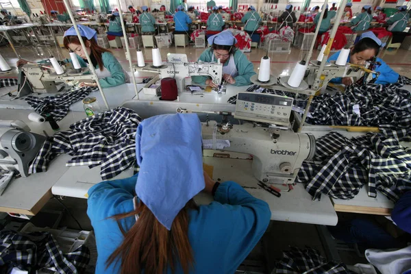 Lavoratrici Cinesi Cuciono Vestiti Una Fabbrica Abbigliamento Nella Città Huaibei — Foto Stock
