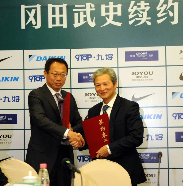 Head Coach Okada Takeshi Vänster Skakar Hand Med Shen Qiang — Stockfoto