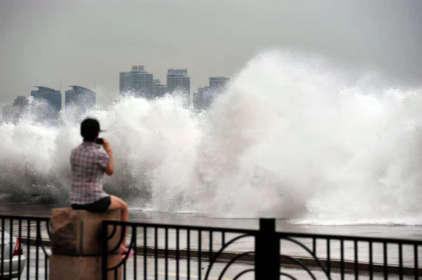 Woman Looks Huge Waves Caused Tyhpoon Bolaven Hitting Sea Wall — Stock Photo, Image