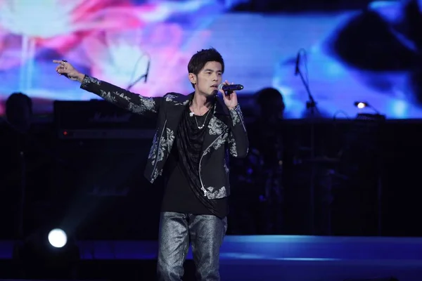 Ταϊβανικό Τραγουδιστή Jay Chou Εκτελεί Στη Διάρκεια Της Συναυλίας Κινέζικα — Φωτογραφία Αρχείου
