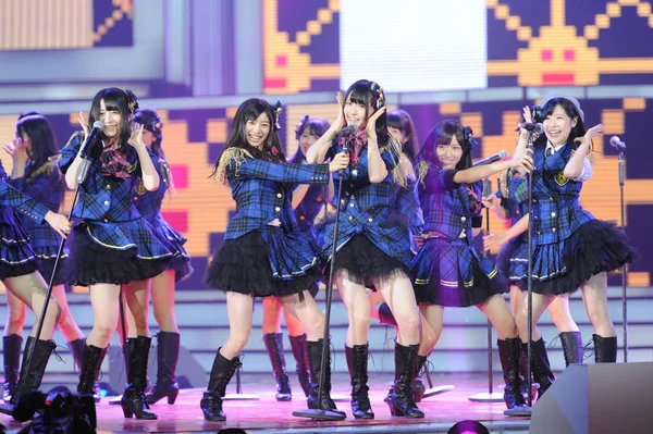 Участники Японской Женской Группы Akb48 Выступают Гала Концерте Cctv Mtv — стоковое фото