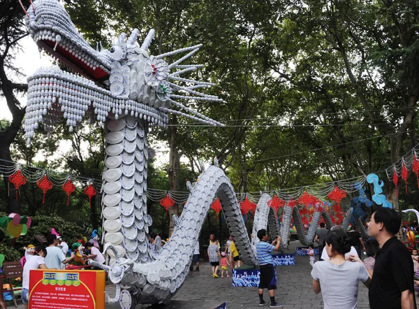 Los Visitantes Caminan Junto Enorme Dragón Porcelana Parque Shanghai China —  Fotos de Stock