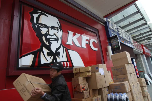 Trabalhador Chinês Transporta Mercadorias Restaurante Fast Food Kfc Xangai China — Fotografia de Stock