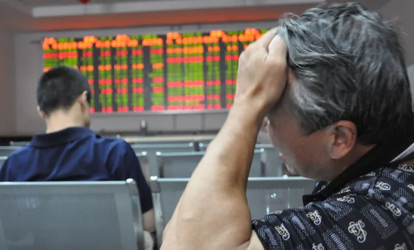 2012 東中国山東省青島市の証券会社の家で 赤の価格上昇 と価格下落のため緑の株式の価格で見る中国人投資家 — ストック写真