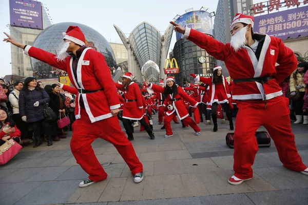 Junge Chinesische Studenten Weihnachtsmannkostümen Imitieren Die Handsignale Der Flugdeck Crew — Stockfoto