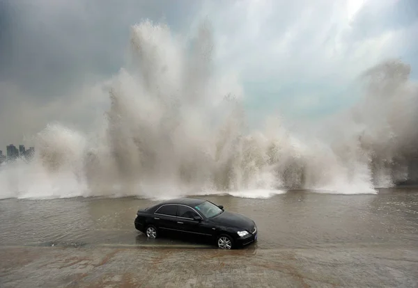 Typhoon Bolaven Sel Qingdao Şehirde Bir Araba Neden Dalgalar Doğu — Stok fotoğraf