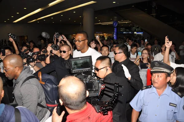 2012年8月27日 在中国上海浦东国际机场 洛杉矶湖人队的 Nba 球星德怀特 霍华德 受到球迷的欢迎 — 图库照片