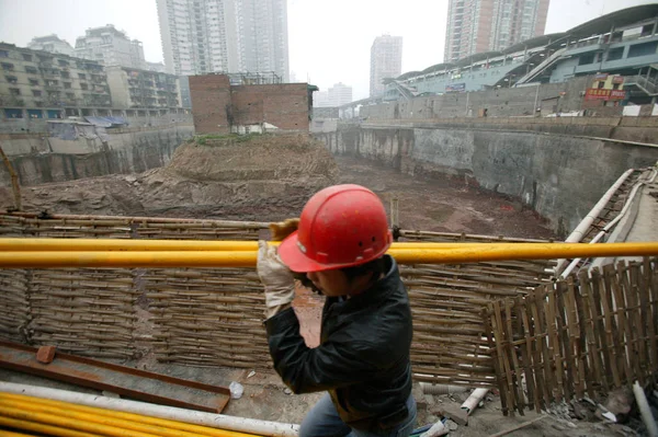 Trabalhador Construção Chinês Caminha Canteiro Obras Como Uma Casa Visto — Fotografia de Stock