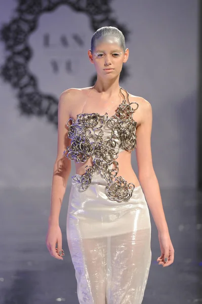 Modell Mutatja Gyűjtemény Lan 2013 Speciális Testreszabási Divatbemutató Pekingben Kínában — Stock Fotó