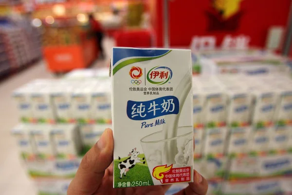 Comprador Compra Leche Yili Supermercado Ciudad Nantong Provincia Chinas Jiangsu — Foto de Stock