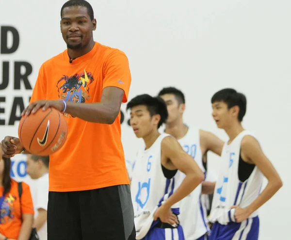 Nba Star Kevin Durant Oklahoma City Thunder Holds Ball Basketball — Stock Photo, Image