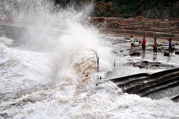 Által Okozott Hullámok Typhoon Bolaven Megüt Tengeri Fal Shitang Város — Stock Fotó