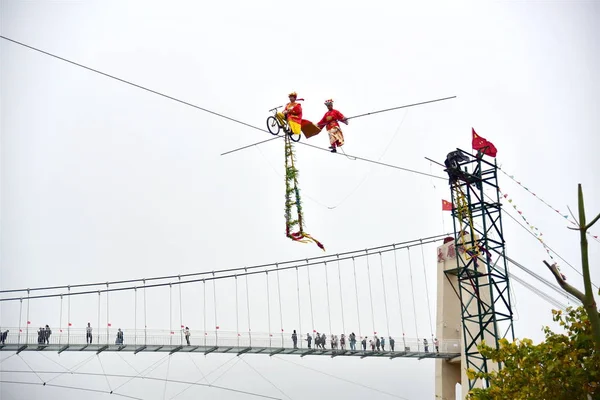 Acteurs Acrobatiques Chinois Déguisés Dieu Richesse Bravent Une Corde Raide — Photo