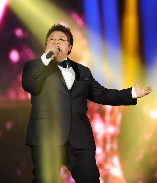 Cantante Chino Han Hong Presenta Durante 11ª Gala Los Cctv — Foto de Stock