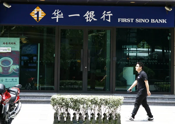 Pedestre Passa Por Uma Filial First Sino Bank Xangai China — Fotografia de Stock