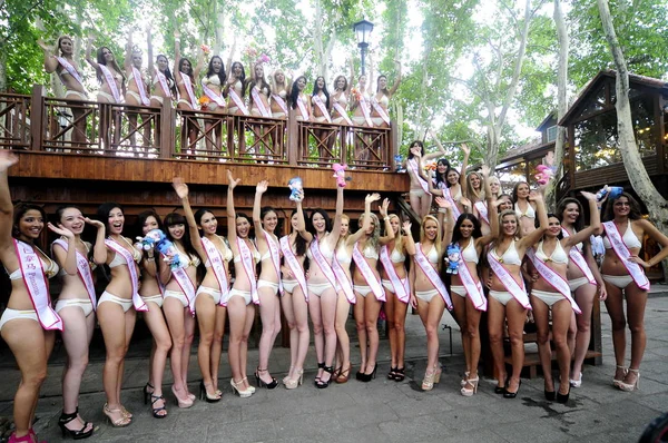 Concursantes Del Concurso Mundial Ecoturismo Miss 2012 Saludan Durante Una —  Fotos de Stock