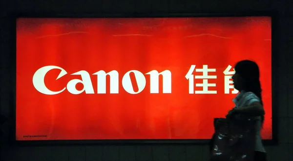 Een Voetganger Wandelingen Langs Een Advertentie Van Canon Shanghai China — Stockfoto