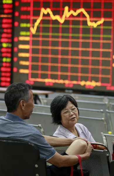 Investor Cina Melihat Harga Saham Merah Untuk Kenaikan Harga Dan — Stok Foto