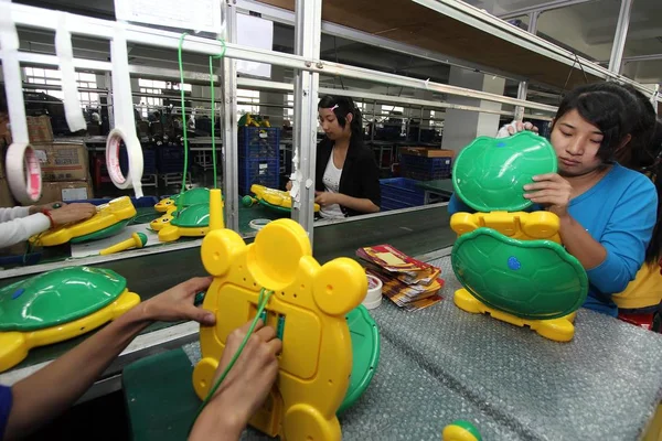 Жінки Китайські Робітники Збираються Іграшки Виробничій Лінії Фабриці Іграшок Jinjiang — стокове фото