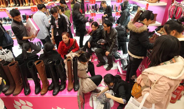 Consumidores Fazem Compras Uma Loja Calçados New World Department Store — Fotografia de Stock